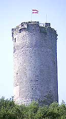 Turm der Burgruine Waxenberg