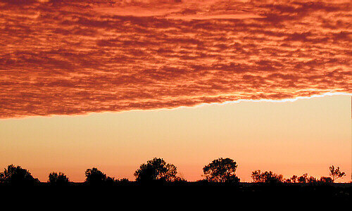 Wolkenbild beim Sonnenuntergang am Ayers Rock
