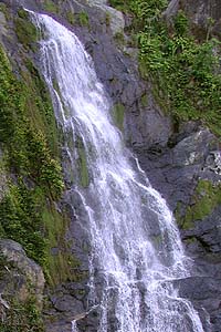 Wasserfall an der Bahnstrecke Kuranda-Cairns