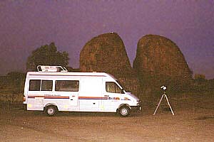 Wohnmobil vor den Devils Marbles, nachts mit Teleskop