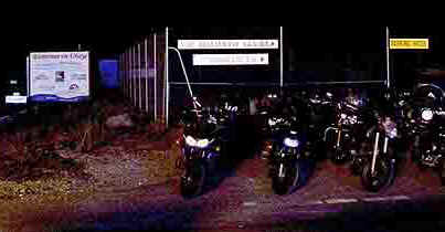 Motorradparkplatz am Hotel, nachts