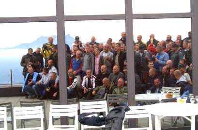 Gruppenfoto der Helvetica-Teilnehmer auf der Terasse des Restaurants auf der Berneuse