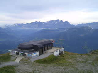 Alpenpanorama von der Berneuse mit Seilbahnstation