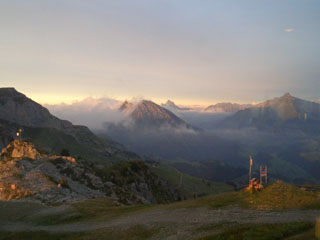 Alpenpanorama der Berneuse mit Seilbahnstation