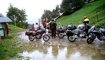 Gruppenbild mit Pfütze: Regenpause auf einem Paß