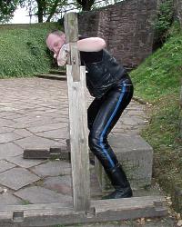Frank im Pranger