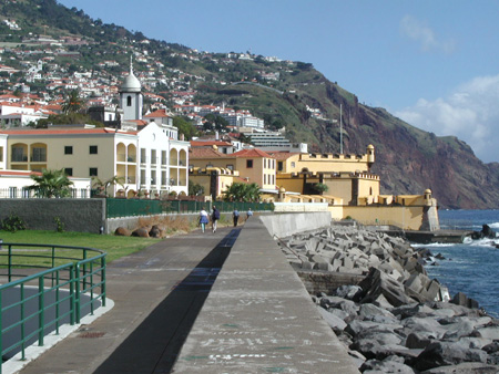 Uferpromenade mit Festung Sao Tiago