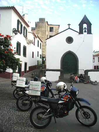 Motorräder einer Pizzeria vor einer Kirche