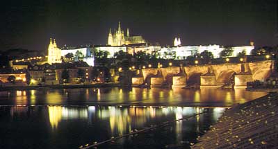 Nachtaufnahme in Prag: Karlsbrücke und Schloß