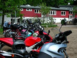 Motorrad-Parkplatz vor dem Schullandheim Neu-Lankau