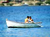 2 Jungen in einem Boot im Hafen von Panormitis, Symi
