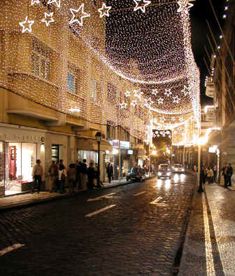 Weihnachtlich illuminierte Straße in der Innenstadt von Funchal