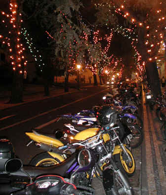 Motorräder in einer weihnachtlich illuminierten Straße in der Innenstadt von Funchal